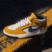 Zapatos Nike SB React Leo University Gold