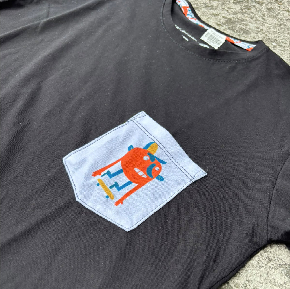 Camiseta Pegatina Criolla x On Board Shop Negra