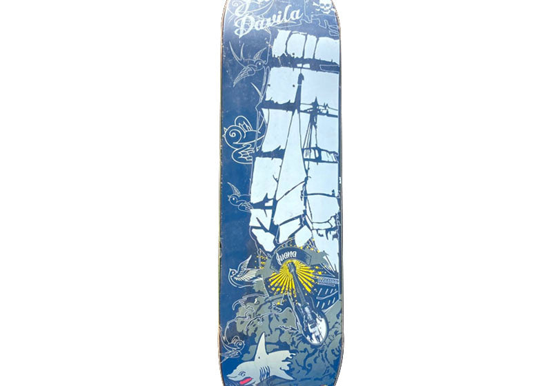 Tabla de skate 'Manual Juan Davila Barco 8.2', un clásico atemporal que representa el pro model de Juan Davila. Esta tabla, lanzada hace mucho tiempo, combina un diseño icónico con una construcción de alta calidad, ideal para skaters que aprecian la historia del skateboarding